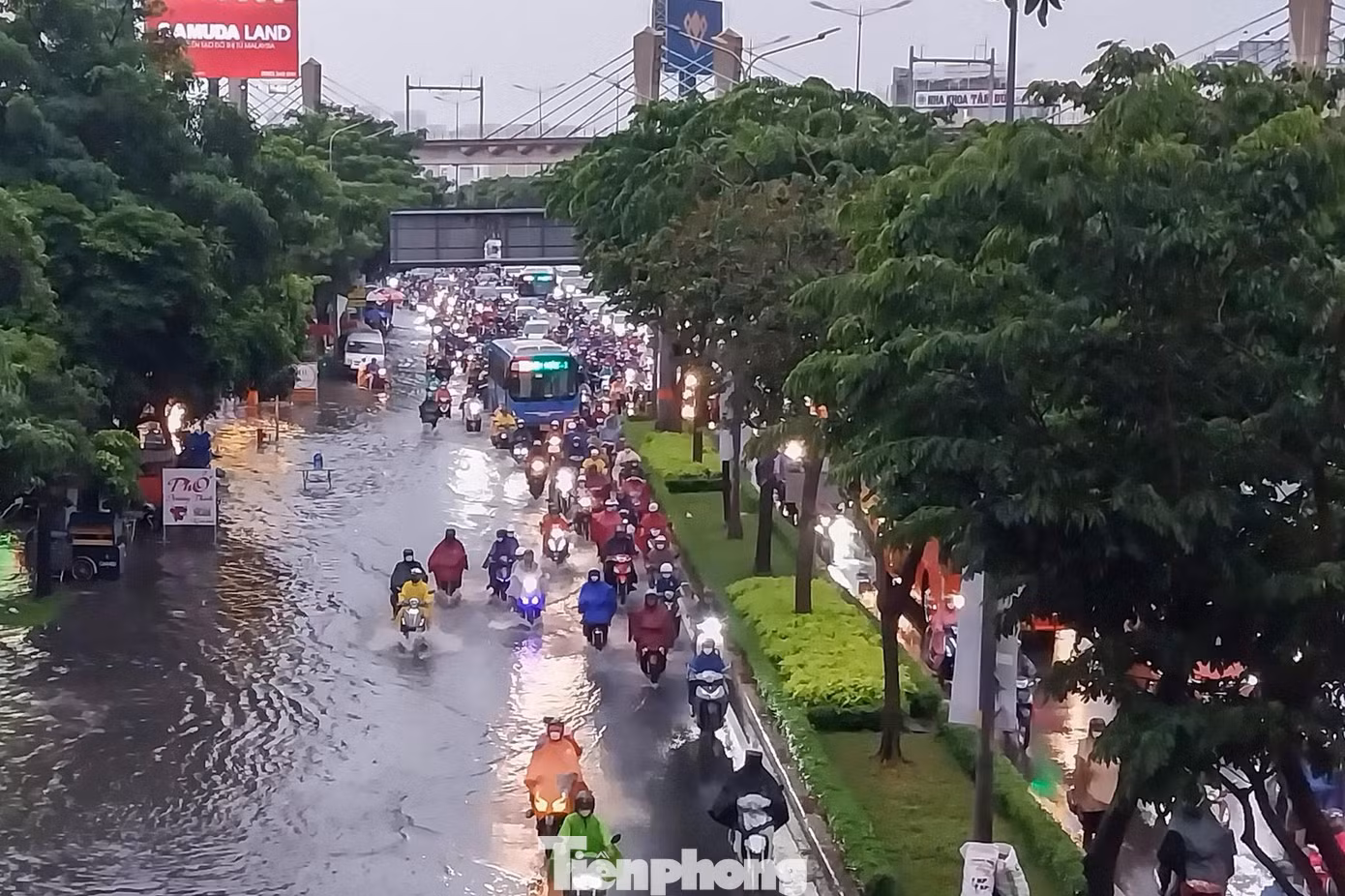Tại đường Điện Biên Phủ, nhiều người điều khiển xe máy chạy sang làn dành cho xe ô tô để tránh điểm ngập. Hàng trăm phương tiện di chuyển chậm từ ngã tư Ung Văn Khiêm đến cầu vượt Hàng Xanh.