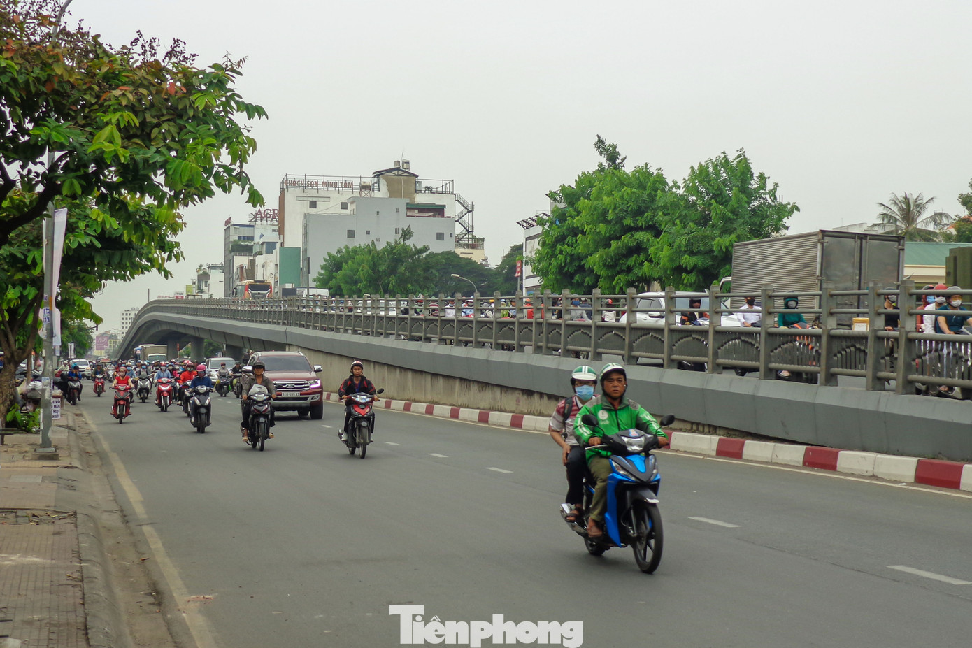 Cầu vượt Hoàng Hoa Thám sẽ đóng một chiều đường theo khung giờ nhất định. Cầu vượt Hoàng Hoa Thám sẽ đóng một chiều đường theo khung giờ nhất định.