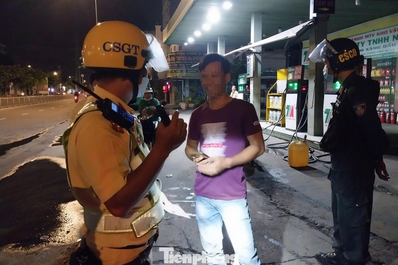 Làm việc với tổ công tác, tài xế khai tên Võ Văn Tuấn (quê An Giang) nhưng không xuất trình đầy đủ giấy phép lái xe, giấy tờ tuỳ thân cùng giấy đăng ký xe, chứng nhận đăng kiểm theo định. Tài xế còn cho biết giấy phép lái xe trước đó đã mang đi cầm và mình chỉ là người chạy thuê, không phải chủ phương tiện. Làm việc với tổ công tác, tài xế khai tên Võ Văn Tuấn (quê An Giang) nhưng không xuất trình đầy đủ giấy phép lái xe, giấy tờ tuỳ thân cùng giấy đăng ký xe, chứng nhận đăng kiểm theo định. Tài xế còn cho biết giấy phép lái xe trước đó đã mang đi cầm và mình chỉ là người chạy thuê, không phải chủ phương tiện.