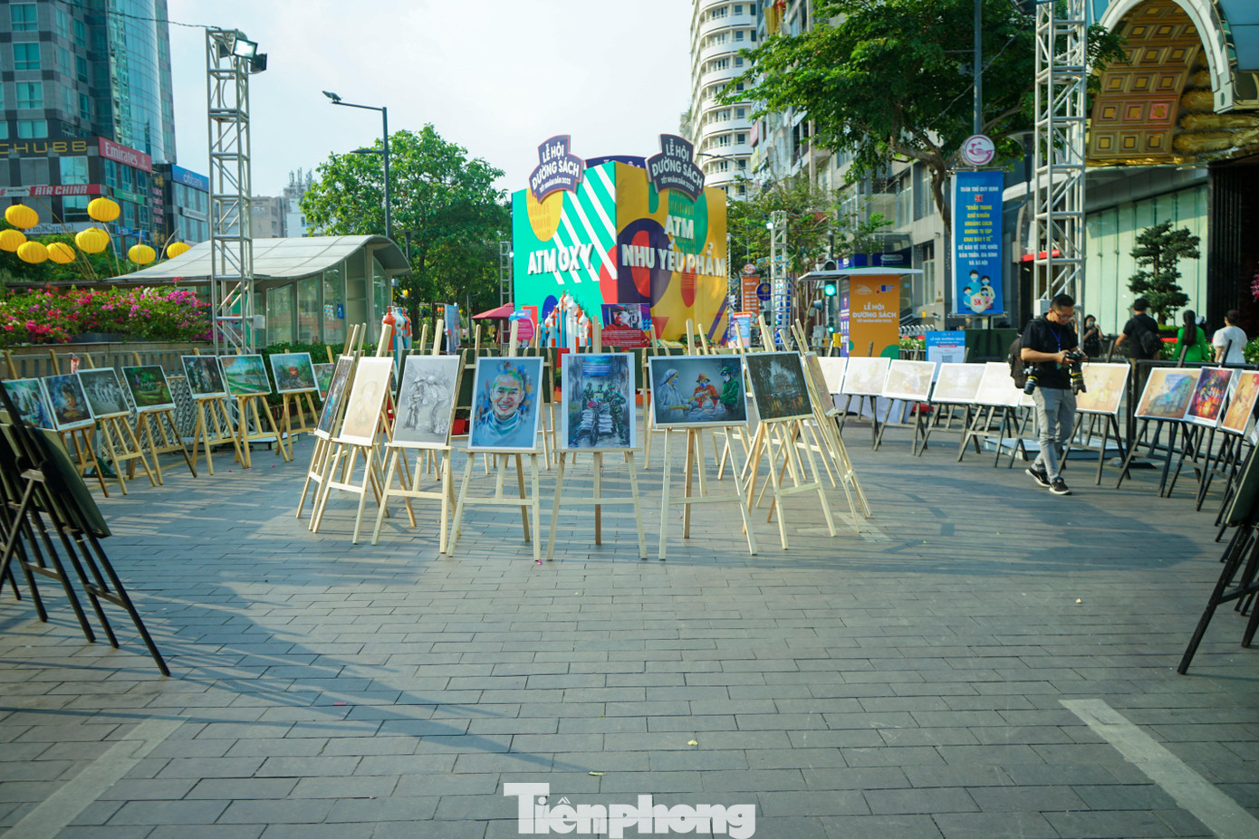 Đặc biệt tại khúc giao đường Mạc Thị Bưởi là khu vực "Khơi nguồn tri thức" nhằm giới thiệu những đầu sách hay, bổ ích nhiều thể loại, nhiều chủ đề, đặc biệt là sách về y tế, hướng dẫn chăm sóc sức khỏe; các sách về chủ đề tương lai của thế giới và tranh vẽ của họa sĩ Lê Sa Long “Sài Gòn thời giãn cách” ; sách về doanh nhân, khởi nghiệp... Khu vực này còn có không gian sách nói - xu hướng đang phát triển mạnh trên thế giới, trong đó có Việt Nam; trưng bày khu ATM sách.