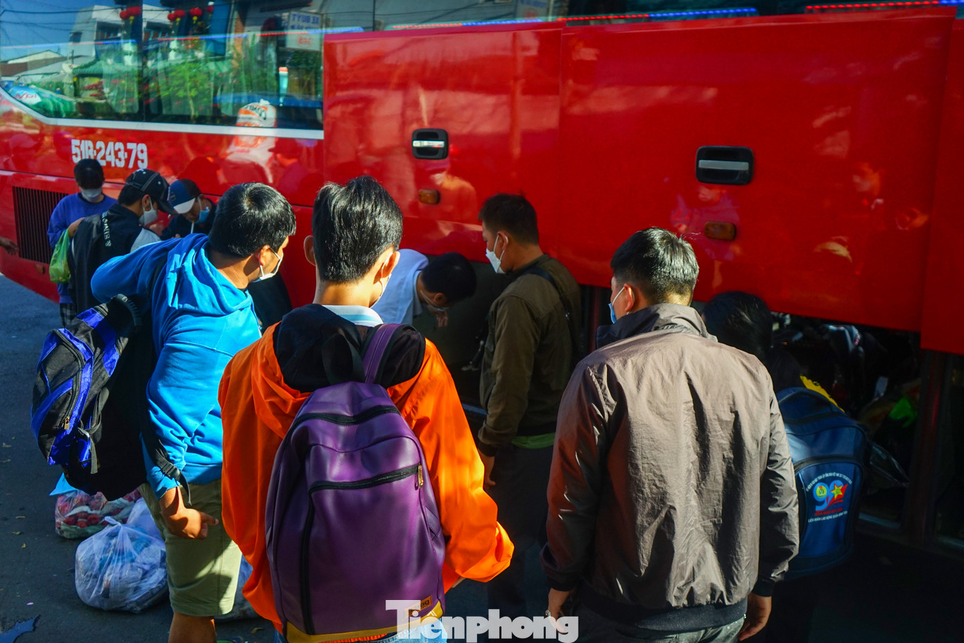 Đa phần lượng người đổ về thành phố bằng xe khách nhiều nhất trong sáng nay đều đến từ các tỉnh như Cà Mau, Tiền Giang, An Giang... Khung giờ lượng xe đổ về đông nhất tại bến xe Miền Tây là từ 15h cho đến 18h.