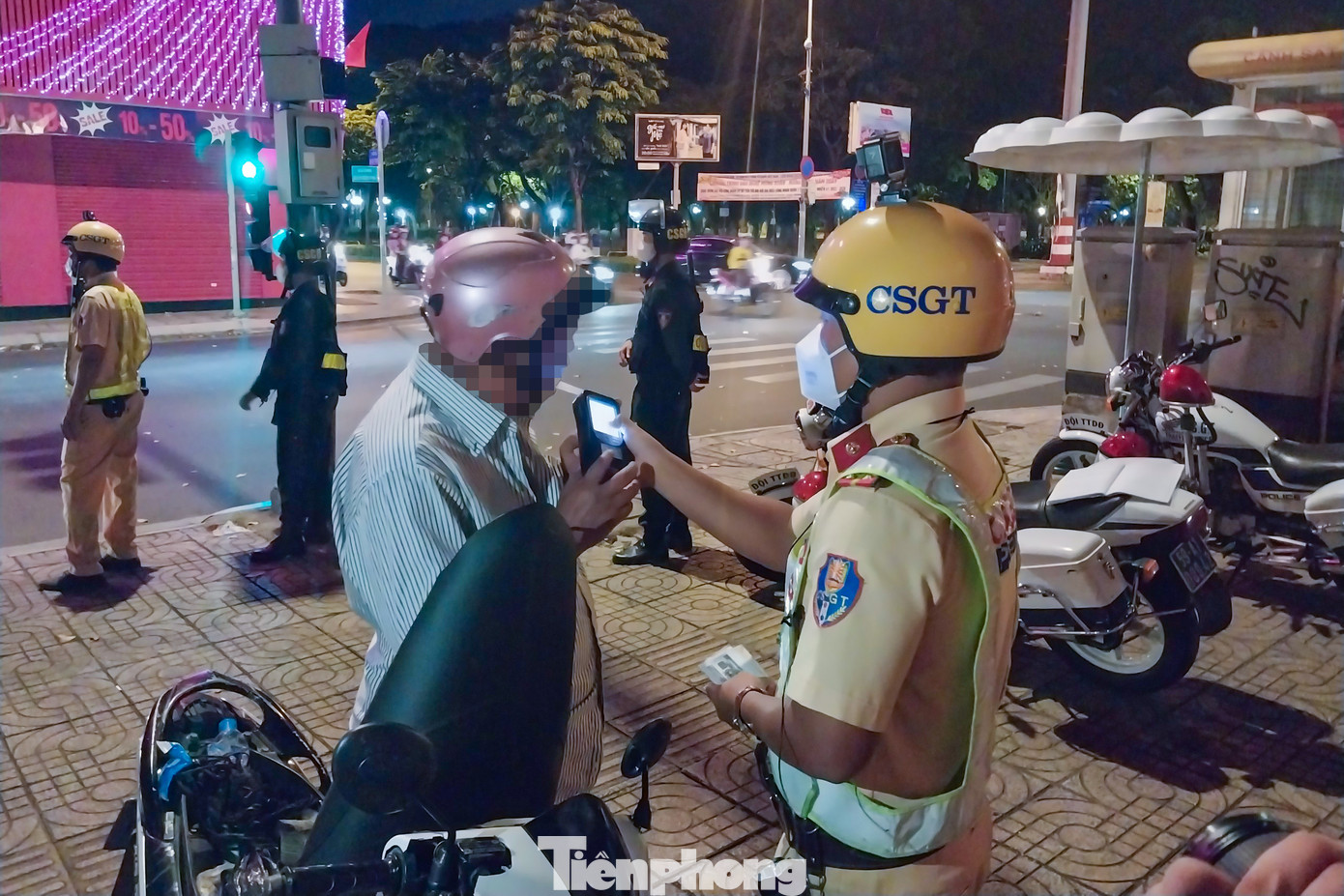 Ông T chấp hành yêu cầu kiểm tra nồng độ cồn của tổ công tác. Ông T chấp hành yêu cầu kiểm tra nồng độ cồn của tổ công tác.