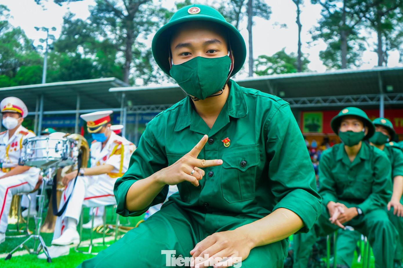 Tân binh Đinh Ngọc Tài (phường Bến Thành) chia sẻ, nghĩa vụ quân sự là điều mình thấy rất thiêng liêng. Tuy có chút nhớ nhà nhưng mình cũng động viên gia đình, hy vọng trong 2 năm tham gia nghĩa vụ quân sự mình sẽ trưởng thành hơn trước.