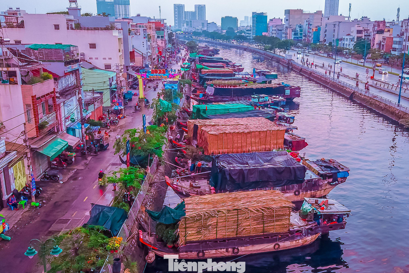 Năm nay, chợ hoa xuân “Trên bến dưới thuyền” dự kiến có gần 600 chiếc ghe của các thương lái miền Tây chủ yếu từ các tỉnh như Bến Tre, Trà Vinh, Bạc Liêu... cập bến. Năm nay, chợ hoa xuân “Trên bến dưới thuyền” dự kiến có gần 600 chiếc ghe của các thương lái miền Tây chủ yếu từ các tỉnh như Bến Tre, Trà Vinh, Bạc Liêu... cập bến.