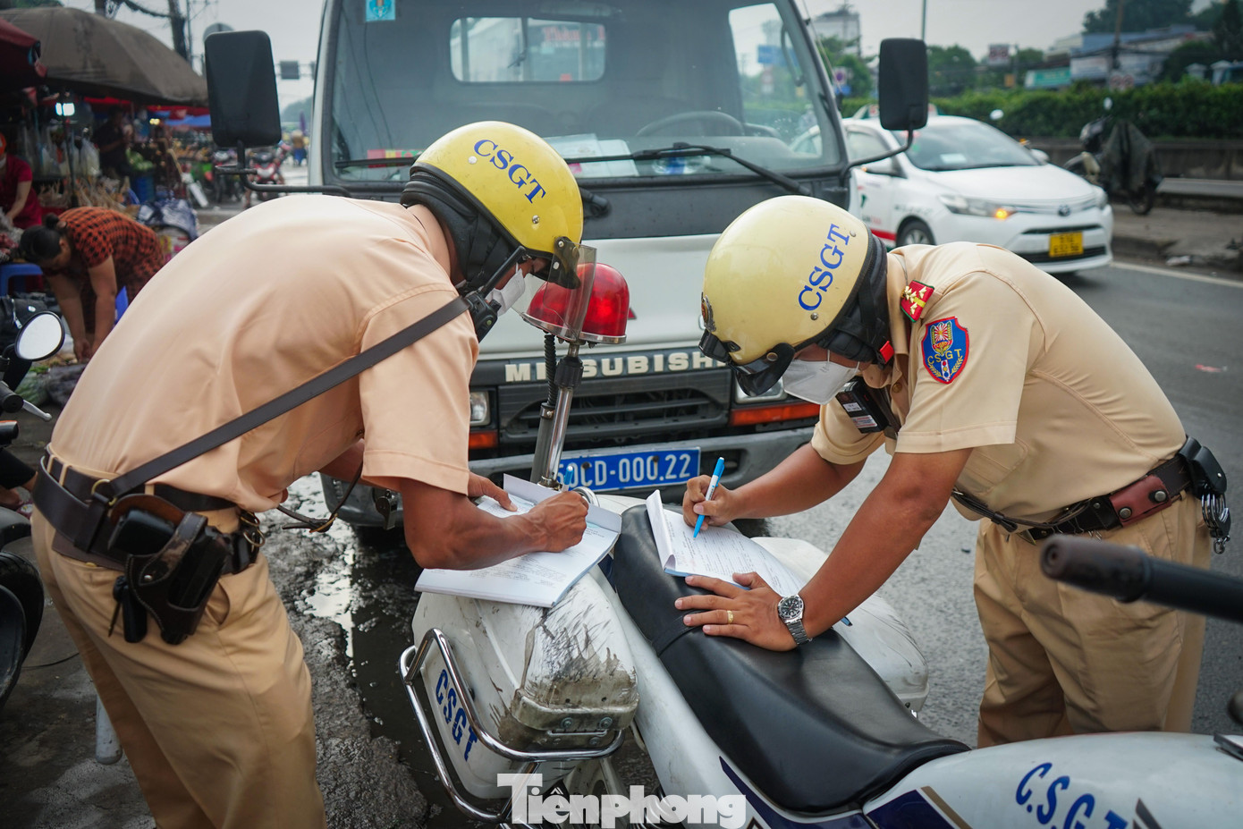 CSGT lập biên bản xử phạt các trường hợp vi phạm CSGT lập biên bản xử phạt các trường hợp vi phạm