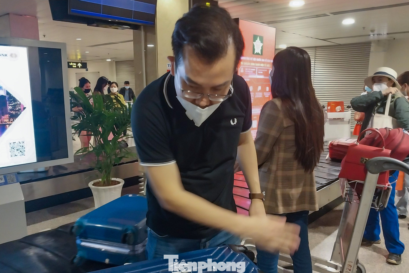 “Những lần trước, tôi và gia đình phải chờ rất lâu để lấy hành lý ký gửi. Sân bay rất đông người nhưng việc nhận lại hành lý diễn ra khá nhanh chóng, thuận lợi”, một nam hành khách chia sẻ.