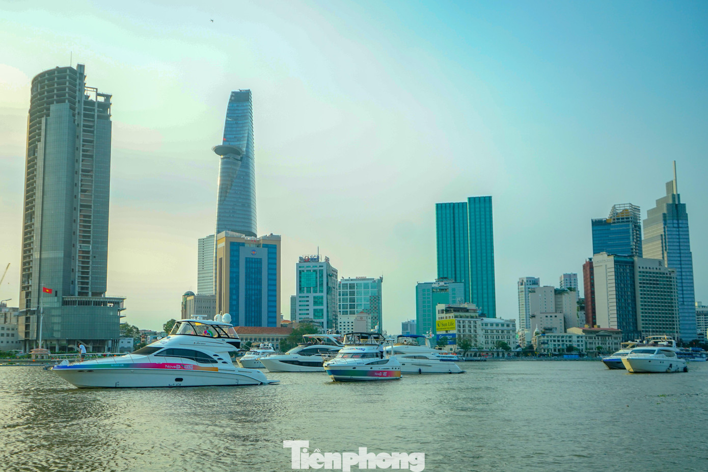 Diễu hành du thuyền trên sông Sài Gòn Diễu hành du thuyền trên sông Sài Gòn