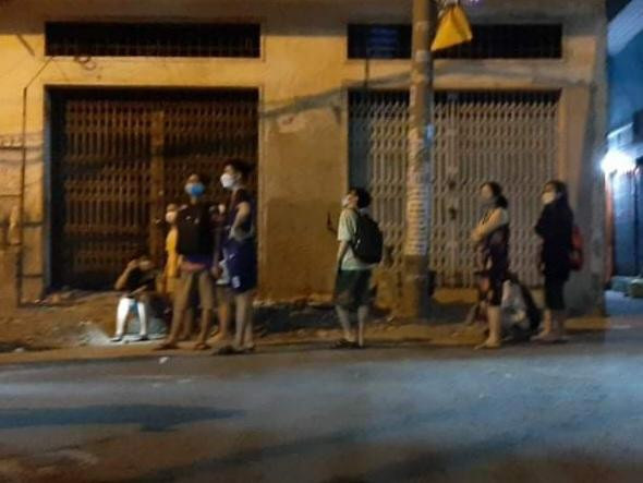 Nhiều sinh viên bên trong ký túc được sơ tán ra bên ngoài an toàn Nhiều sinh viên bên trong ký túc được sơ tán ra bên ngoài an toàn