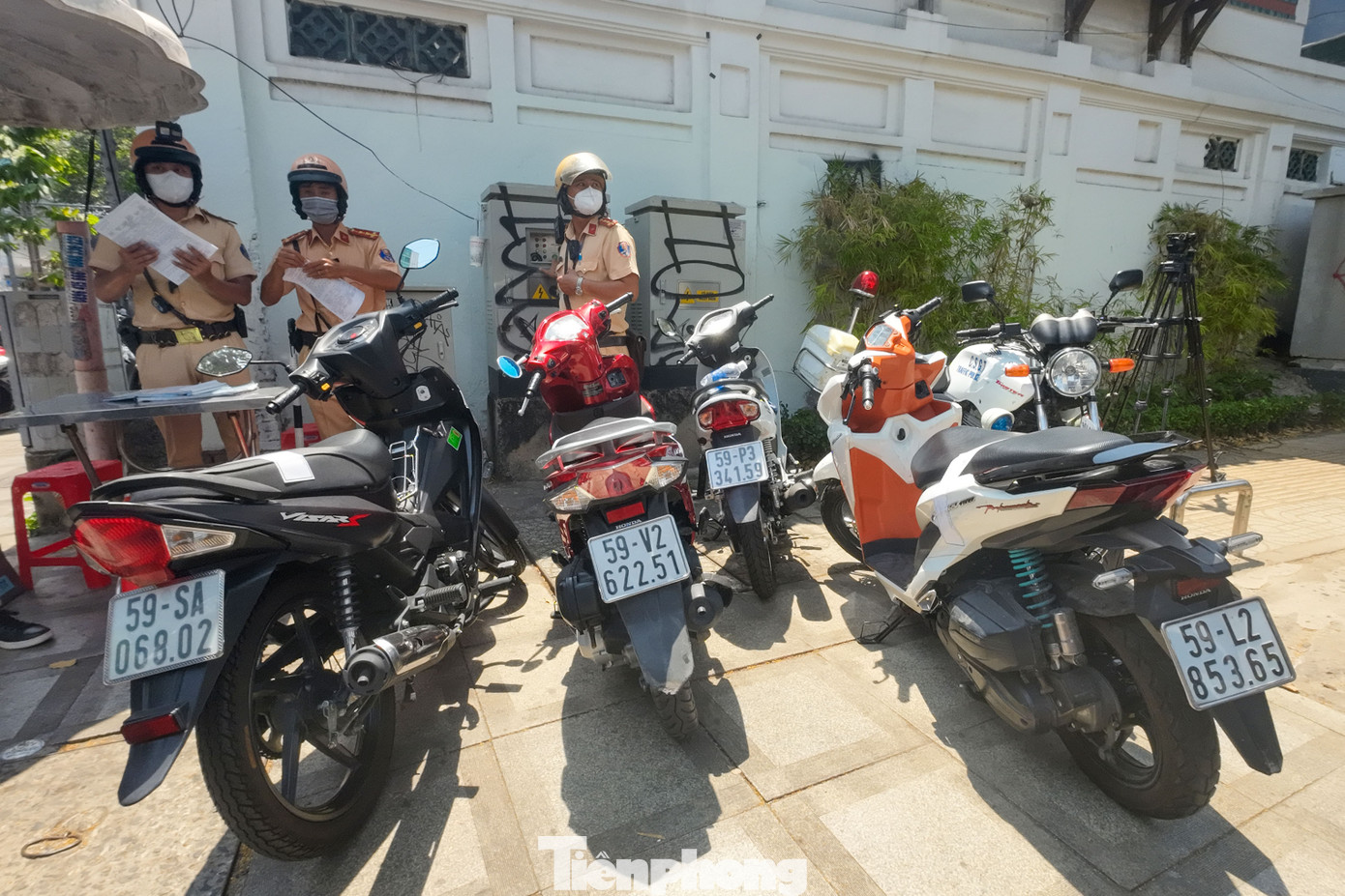 Sau hơn 1 giờ lập chốt, đội CSGT Bàn Cờ đã tạm giữ 4 phương tiện của các học sinh vi phạm lỗi điều khiển xe máy có dung tích xi lanh trên 50cm3.