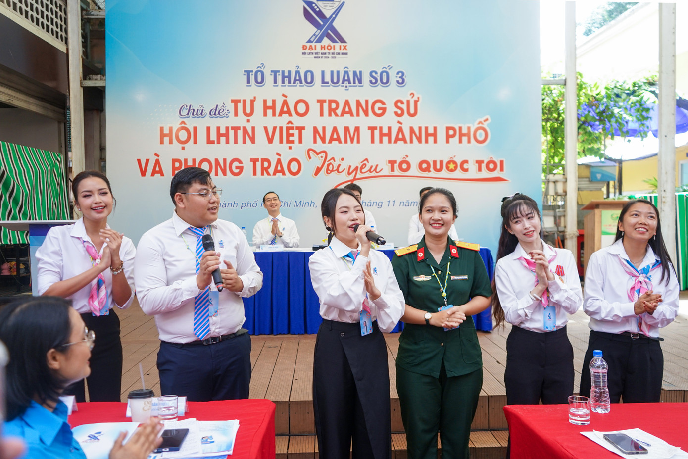 Các đại biểu vận động viên thể thao, ca sĩ, hoa hậu hát vang ca khúc "Máu đỏ da vàng" tại tổ thảo luận.