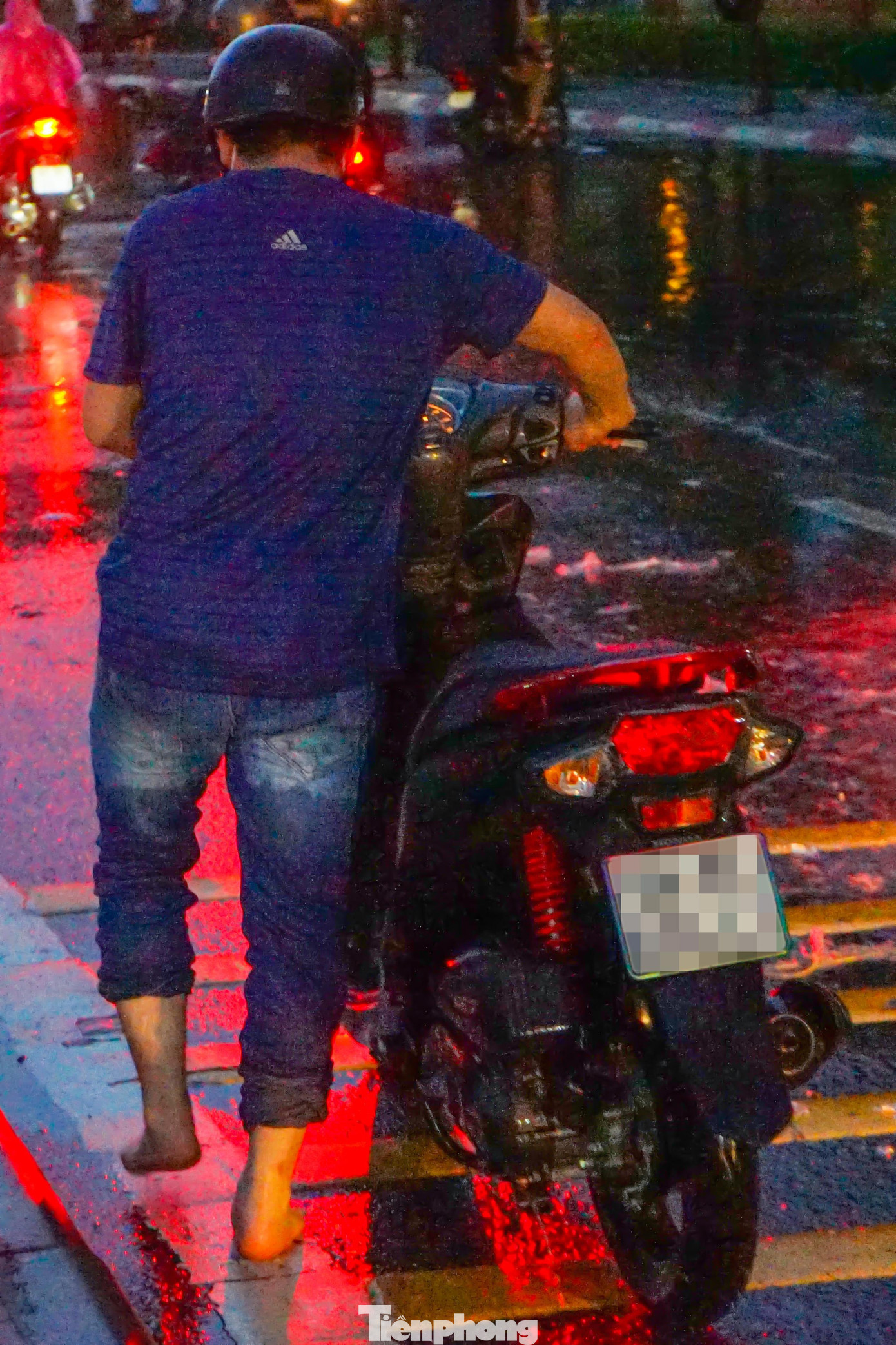 “Tôi vừa mới dắt xe từ chỗ làm ra chạy chưa được 20m thì xe đã tắt máy vì nước vào bộ phận bugi. Bây giờ dẫn bộ về nhà thì rất xa do nhà tôi ở quận Bình Thạnh”, anh T (26 tuổi) chia sẻ.