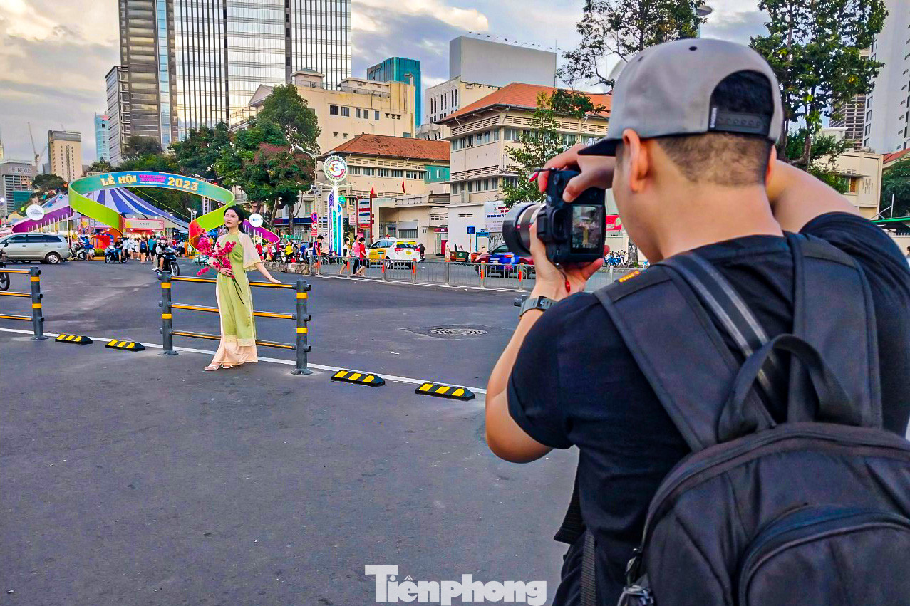 Tại cổng chính chợ Bến Thành, từ khi các nhà thầu của công trình tuyến metro Bến Thành - Suối Tiên hoàn trả mặt bằng, nơi đây được rất đông khách du lịch và các bạn trẻ đến chụp ảnh lưu niệm.