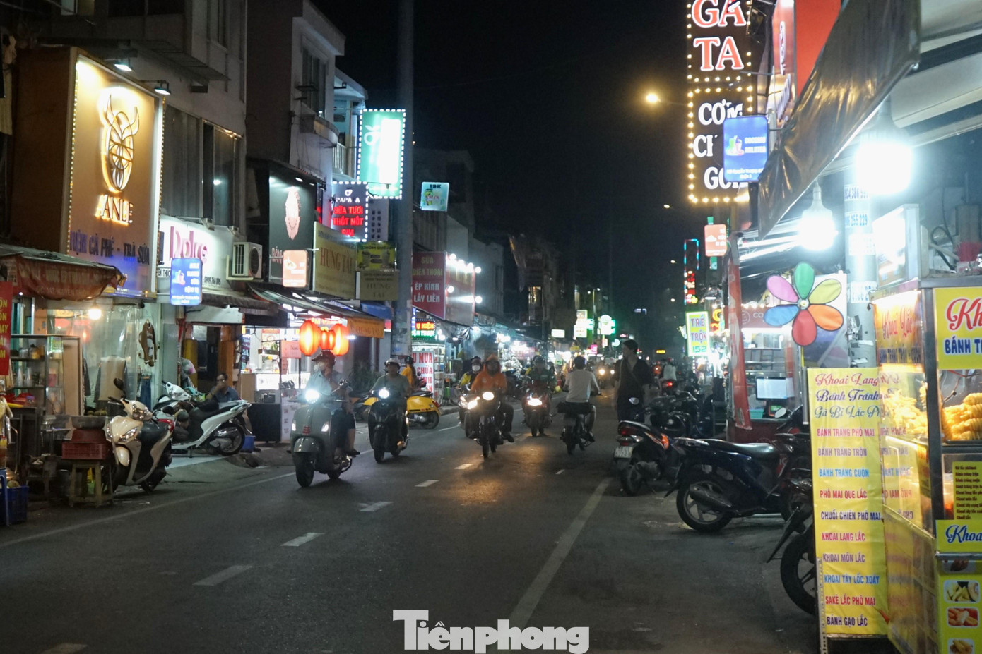 Ghi nhận của Tiền Phong vào lúc 19h, nhiều hàng quán tại Phố ẩm thực Nguyễn Thượng Hiền (quận 3) đã nườm nượp du khách, đa phần là các bạn trẻ đến vui chơi, ăn uống, giải trí. Ghi nhận của Tiền Phong vào lúc 19h, nhiều hàng quán tại Phố ẩm thực Nguyễn Thượng Hiền (quận 3) đã nườm nượp du khách, đa phần là các bạn trẻ đến vui chơi, ăn uống, giải trí.