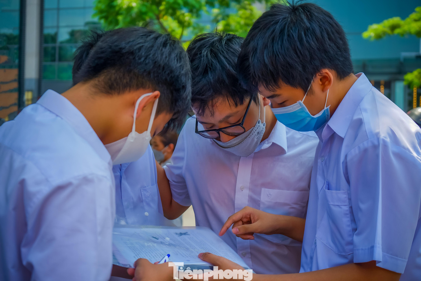 Một nhóm thí sinh tranh luận về đáp án của đề thi toán sáng nay