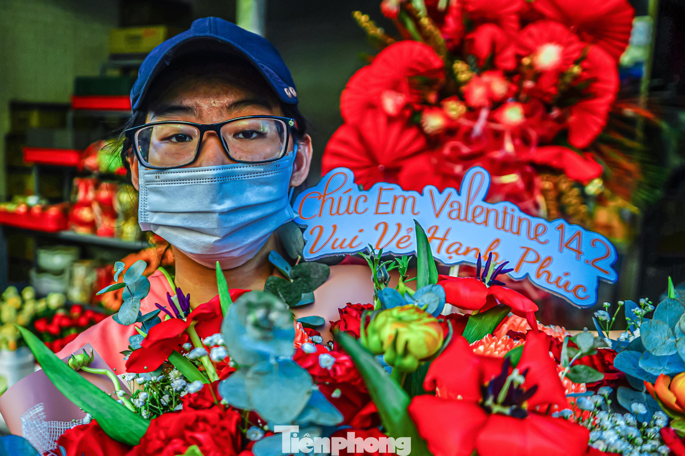 Theo các nhà vườn, giá các loại hoa cúc, hoa lan cũng đang tăng gấp đôi so với tháng trước đó. Cúc lưới tại nhiều nhà vườn đang có giá 4.000 đồng một cành, cúc chùm 25.000 đồng một bó.