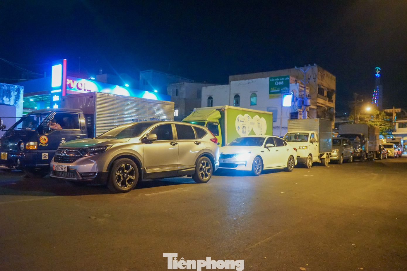 Theo ghi nhận của PV Tiền Phong tại Trung tâm Đăng kiểm xe cơ giới 50-02S (quận 11) rạng sáng 23/12, mặc dù còn hơn 4 tiếng nữa trung tâm đăng kiểm mới mở cửa, nhưng từ 3h đã có hàng trăm lượt phương tiện nối đuôi nhau xếp hàng bên ngoài trung tâm.