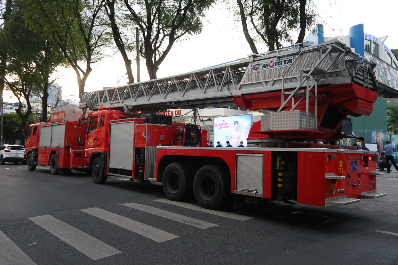 Xe thang chuyên dụng Đội Cảnh sát PCCC&CNCH khu vực 1 tại hiện trường Xe thang chuyên dụng Đội Cảnh sát PCCC&CNCH khu vực 1 tại hiện trường