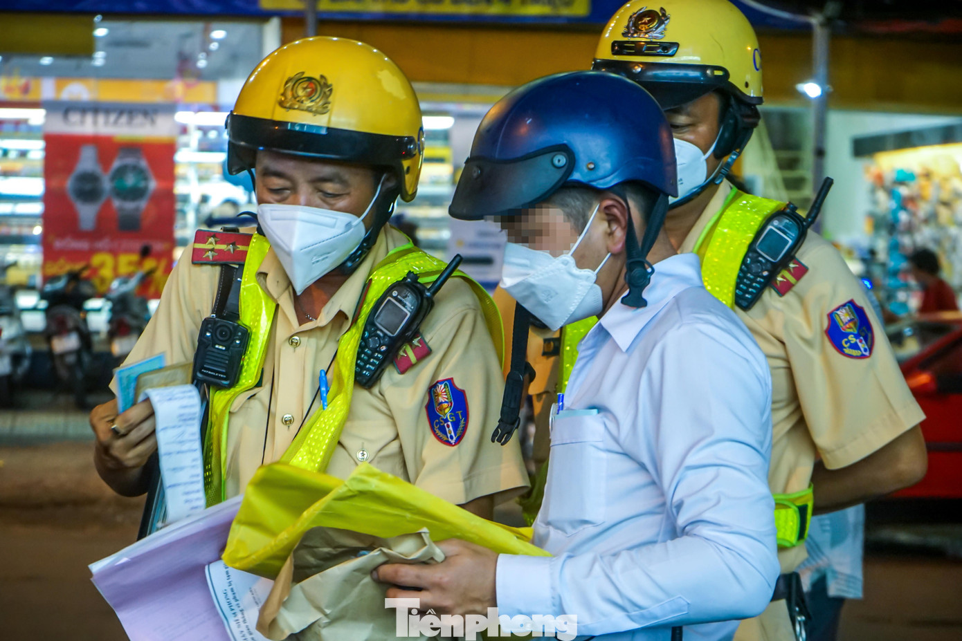 Qua kết quả kiểm tra, mức nồng độ cồn của anh P. là 0,125 miligam/lít khí thở. Trường hợp này, anh P. bị tạm giữ phương tiện, giấy phép lái xe, giấy đăng ký xe.