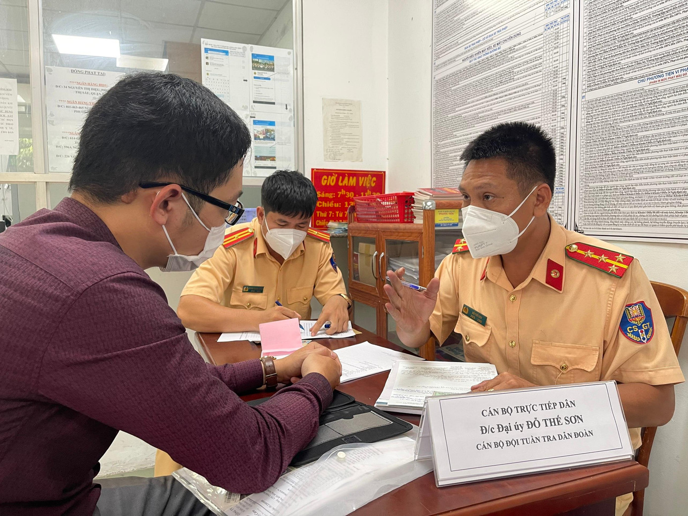 Đội CSGT Tuần tra dẫn đoàn tiến hành lập biên bản ông T tại trụ sở