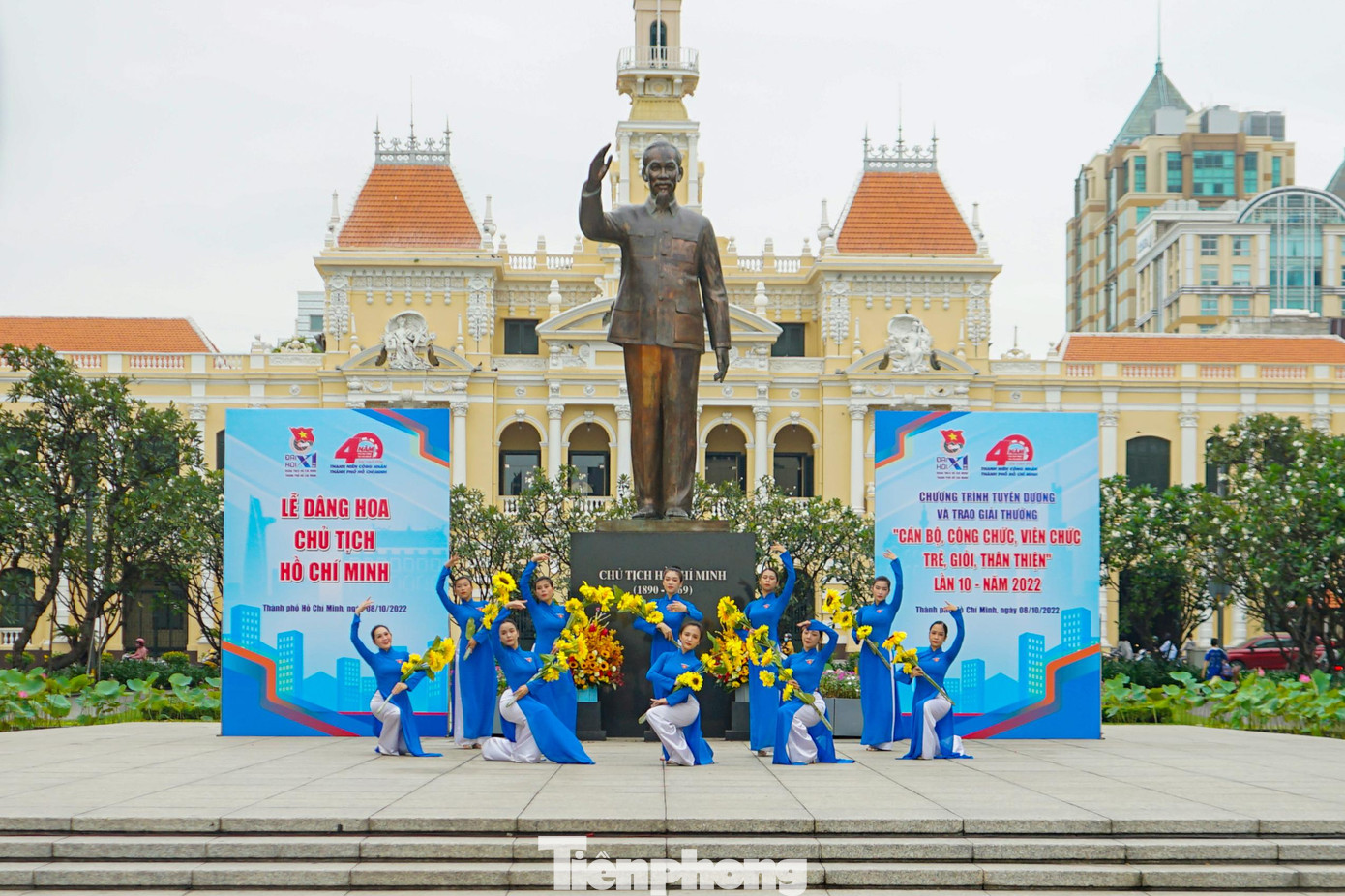 Sáng 8/10, Ban Thường vụ Thành Đoàn TPHCM tổ chức Lễ dâng hoa Chủ tịch Hồ Chí Minh và lễ tuyên dương, trao giải thưởng “Cán bộ, công chức, viên chức trẻ, giỏi, thân thiện” lần 10 năm 2022.