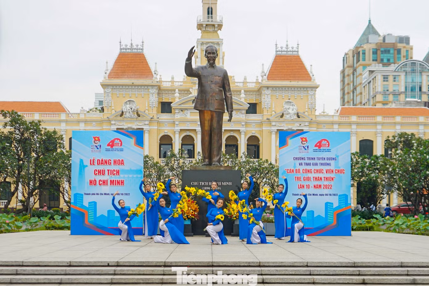 Sáng 8/10, Ban Thường vụ Thành Đoàn TPHCM tổ chức Lễ dâng hoa Chủ tịch Hồ Chí Minh và lễ tuyên dương, trao giải thưởng “Cán bộ, công chức, viên chức trẻ, giỏi, thân thiện” lần 10 năm 2022.