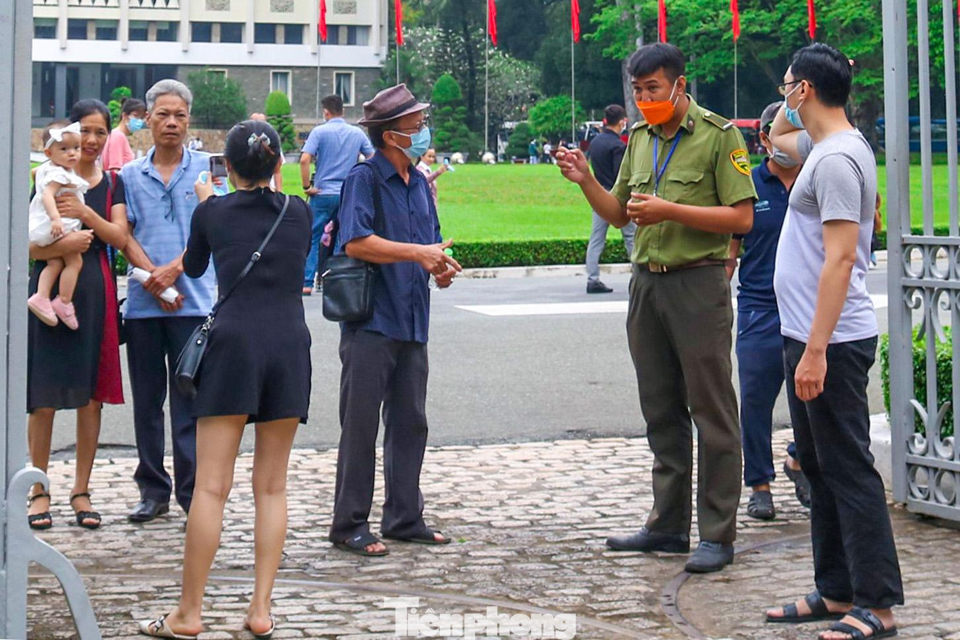 Tại khu vực cổng ra vào Dinh Thống Nhất, lực lượng bảo vệ đã phải vất vả điều phối hướng dẫn cho du khách vào tham quan theo đúng như quy định của khu di tích.