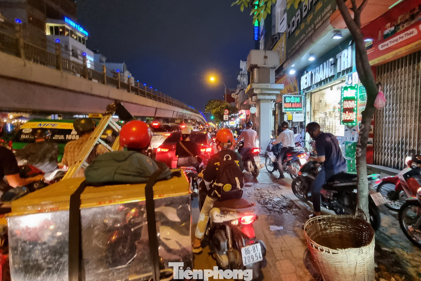 Phương tiện ùn ứ trên đường Cộng Hòa (Quận Tân Bình) khu vực dưới chân cầu vượt Hoàng Hoa Thám vào mỗi giờ cao điểm. Phương tiện ùn ứ trên đường Cộng Hòa (Quận Tân Bình) khu vực dưới chân cầu vượt Hoàng Hoa Thám vào mỗi giờ cao điểm.