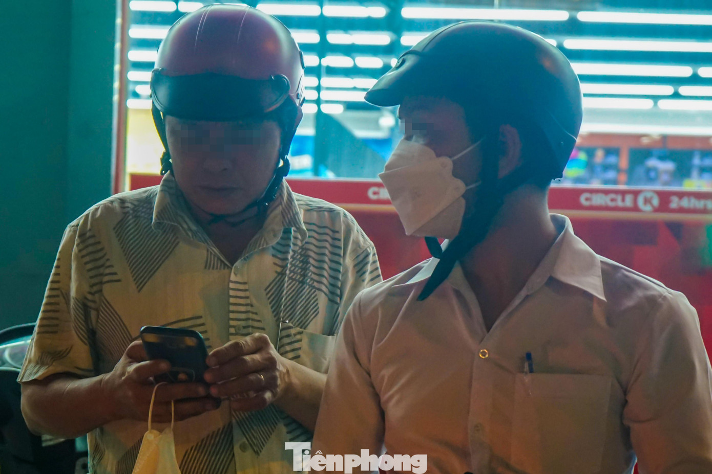 Đồng thời, người đàn ông này còn liên tục gọi điện thoại cầu cứu và đưa màn hình điện thoại cho CSGT xem chứng minh mình đang nói chuyện với một người được cho là CSGT để xin tha.