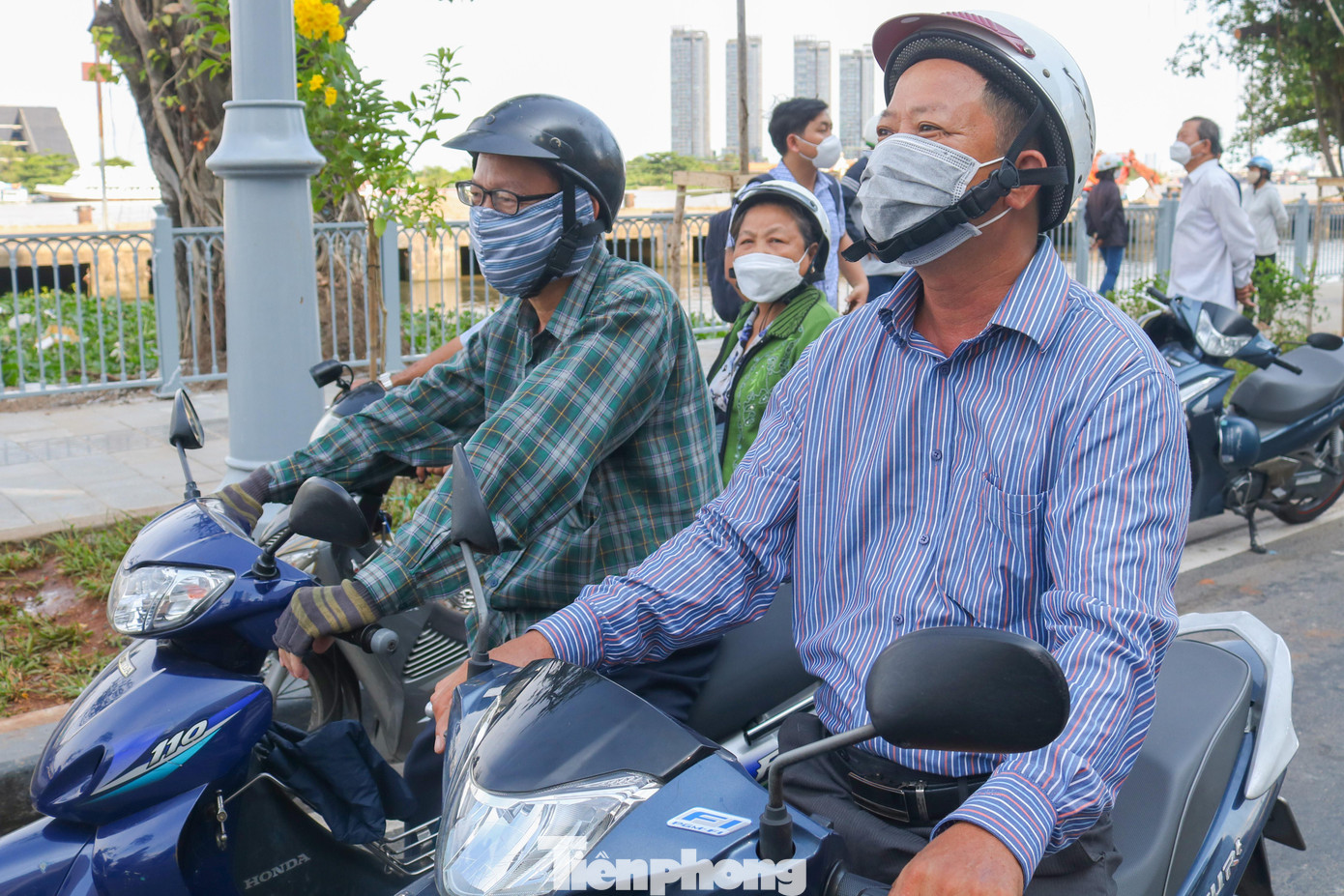 Có mặt từ 14h20, ông Sang (ngụ huyện Hóc Môn) chia sẻ: &quot;Khi biết thông tin cầu Thủ Thiêm 2 sẽ cho phép các phương tiện lưu thông, tôi và bạn mình liền tranh thủ thời gian tan làm chạy sang đây để được trải nghiệm cảm giác là những người đầu tiên lưu thông qua công trình này”.