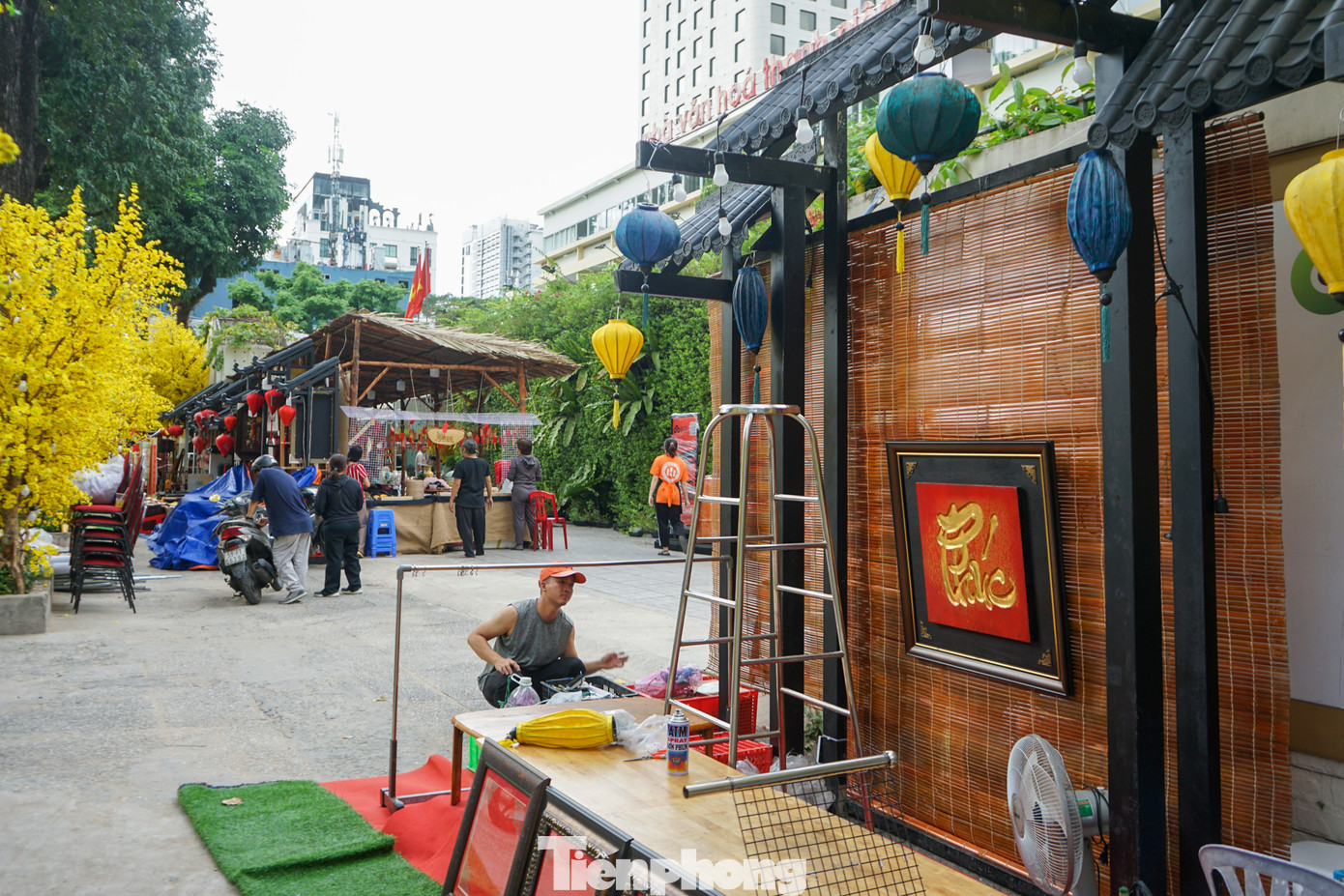 Năm nay phố ông đồ có gần 50 ông đồ trẻ được sắp đặt dọc mặt tiền đường Phạm Ngọc Thạch, Nguyễn Thị Minh Khai… Khách đến đây có thể “xin chữ” để gửi gắm những ước nguyện ngày xuân của mình.