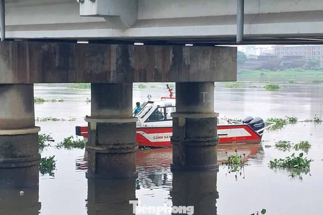 Lực lượng cứu hộ dùng tàu tổ chức tìm kiếm cô gái nhảy cầu Lực lượng cứu hộ dùng tàu tổ chức tìm kiếm cô gái nhảy cầu