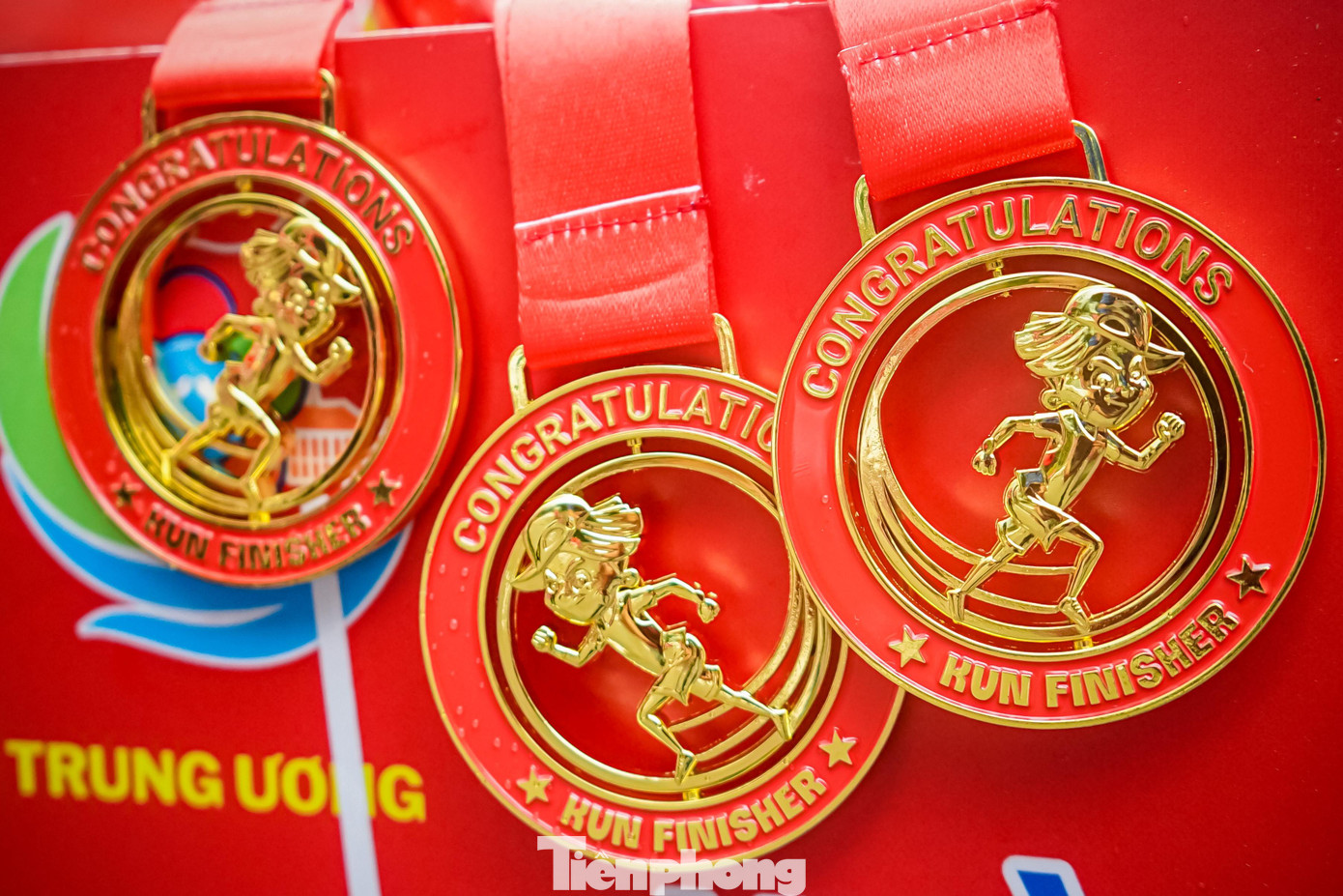 Theo một thành viên của Ban tổ chức chương trình tiết lộ, trước khi chương trình diễn ra, đã có hơn 3000 chiếc huy chương được ban tổ chức đặt làm dành tặng tất cả cho các em thiếu nhi. Dù thắng hay thua các em vẫn được tặng quà kèm huy chương.