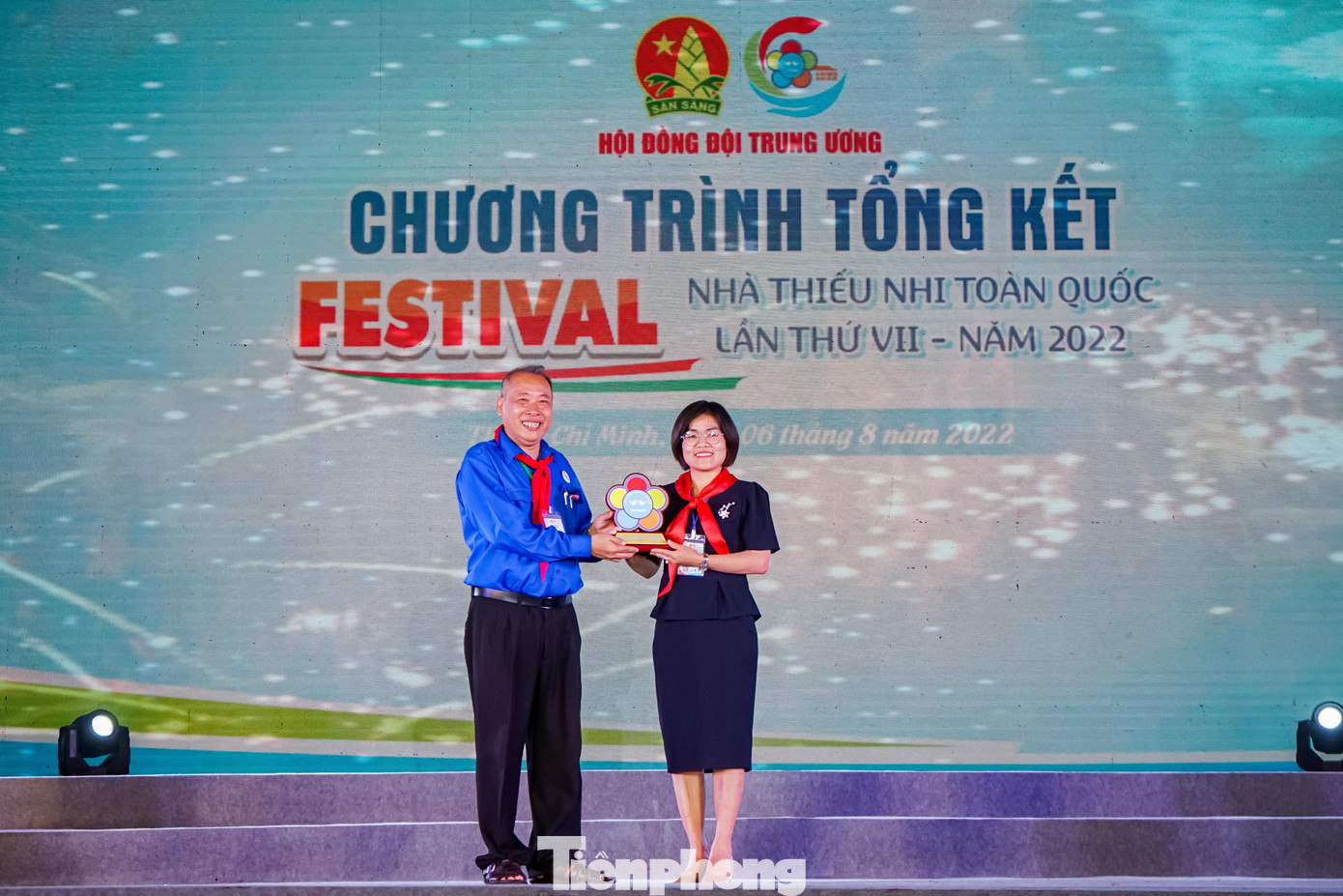 Với sự tiếp nối truyền thống của Festival, Ban Tổ chức đã trao biểu trưng Festival cho đại diện Thường trực Tỉnh Đoàn và Ban Giám đốc Nhà Thiếu nhi Tỉnh Lâm Đồng đăng cai Festival Nhà Thiếu nhi toàn quốc lần thứ VIII – năm 2027.