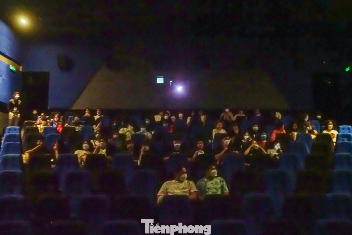 Tại các cụm rạp chiếu phim trên địa bàn TPHCM, khá đông các bạn trẻ đến mua vé xem phim. Hầu hết các khung giờ các bạn trẻ ưa thích và lựa chọn nhiều nhất là từ 8h - 11h.