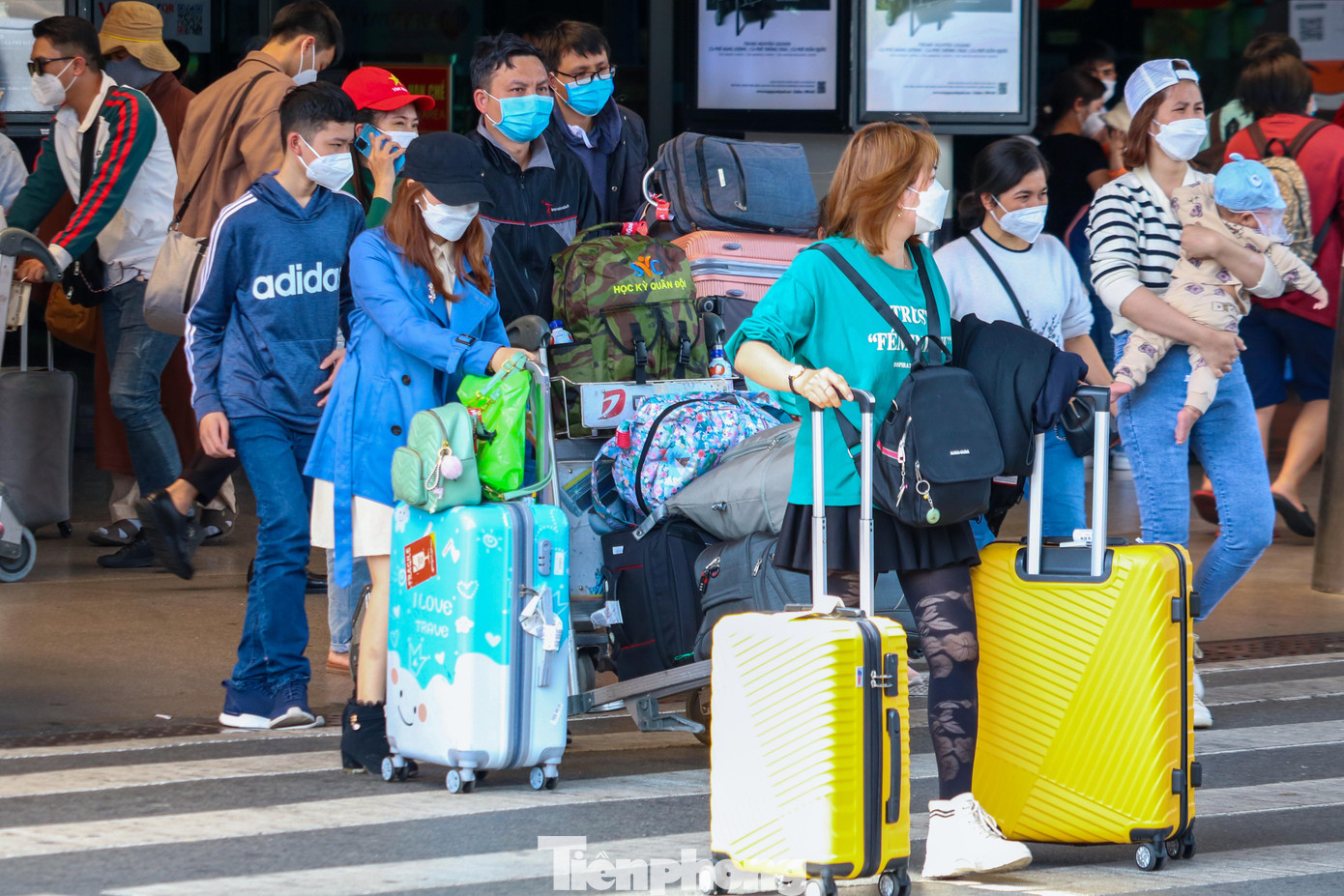 Trong ngày 6/2 dự kiến sân bay Tân Sơn Nhất có gần 70.000 khách quay trở lại (tăng 4.000 khách đến so với ngày 5/2). Trung bình có khoảng 3.500 khách mỗi giờ, khung giờ đông nhất là 16-17h với hơn 4.700 khách.
