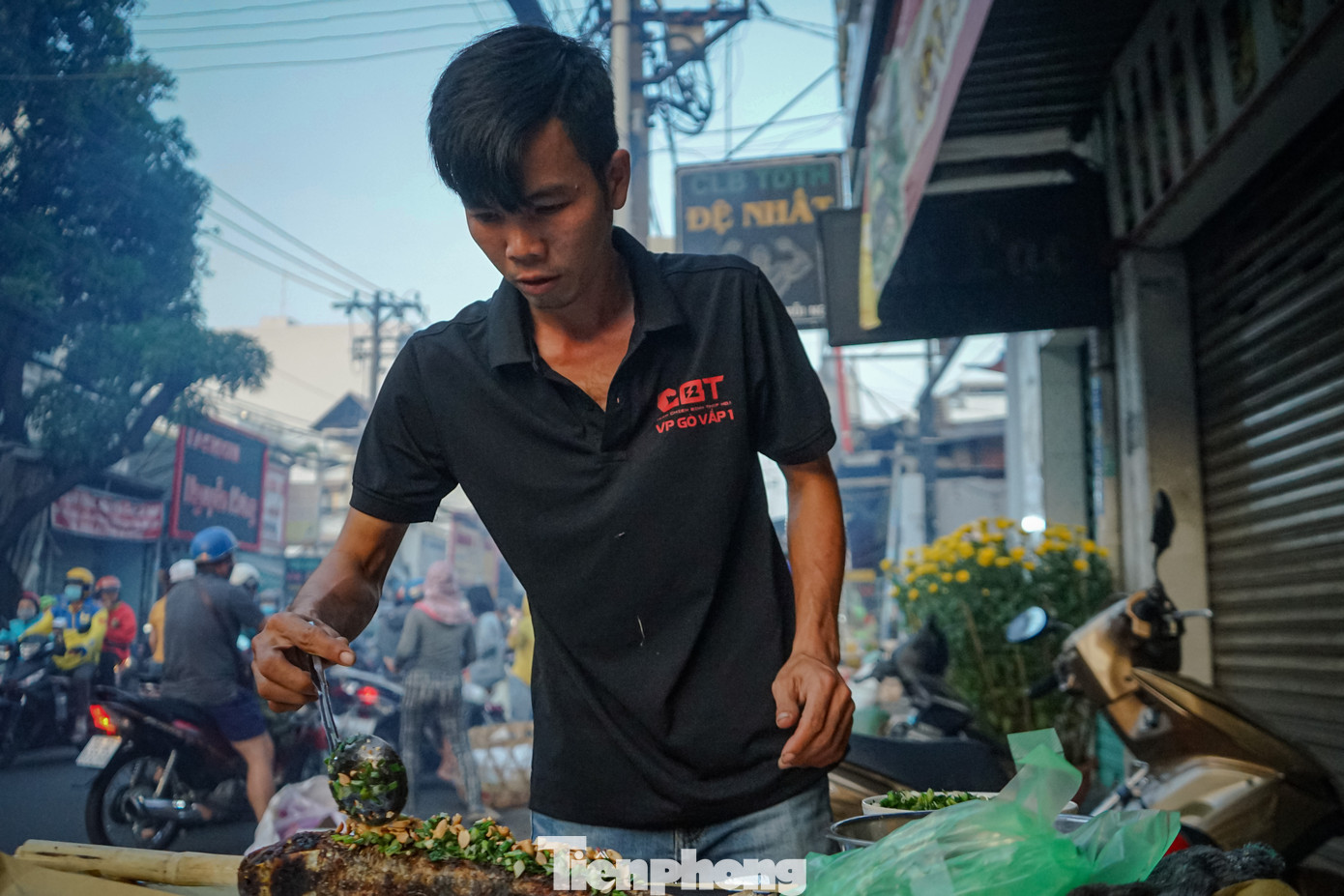 Sau khi vệ sinh cá sạch sẽ, người bán sẽ cho cá lên nướng và bán cho khách. Mỗi con cá khi được bán ra sẽ được phủ mỡ hành, lạc rang và gói giấy bạc để khách hàng tiện đem về nhà đưa lên mâm cúng.