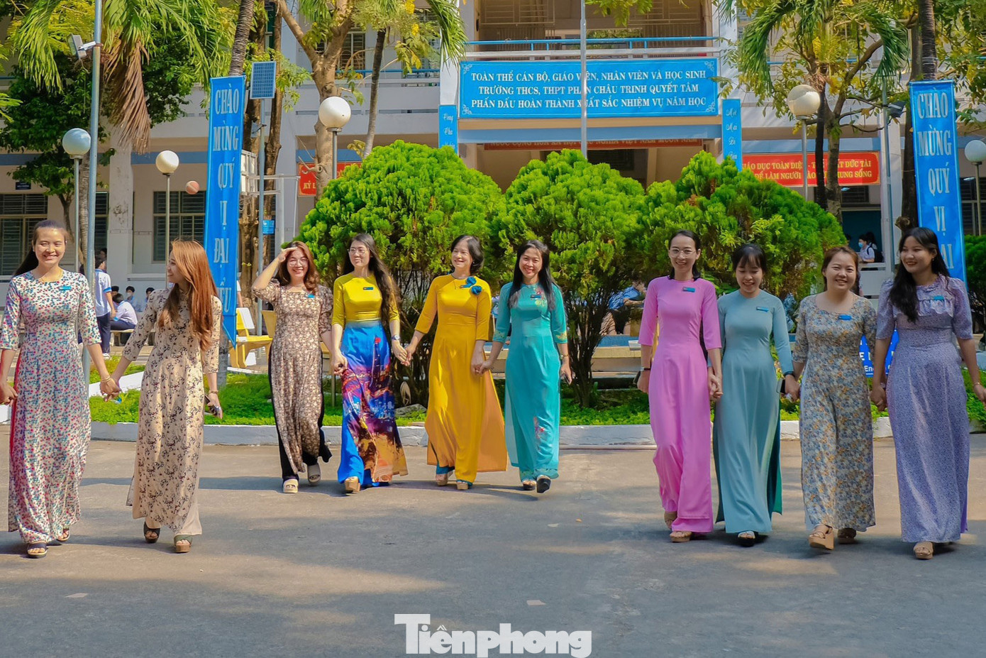Tại nhiều cơ quan trên địa bàn TPHCM cũng có rất đông nữ cán bộ Đoàn, đoàn viên thanh niên cùng chụp ảnh trong không khí hào hứng, phấn khởi. Trong ảnh là các giáo viên trường THCS-THPT Phan Châu Trinh, quận Bình Tân tươi vui chụp ảnh trong những tà áo dài thướt tha.