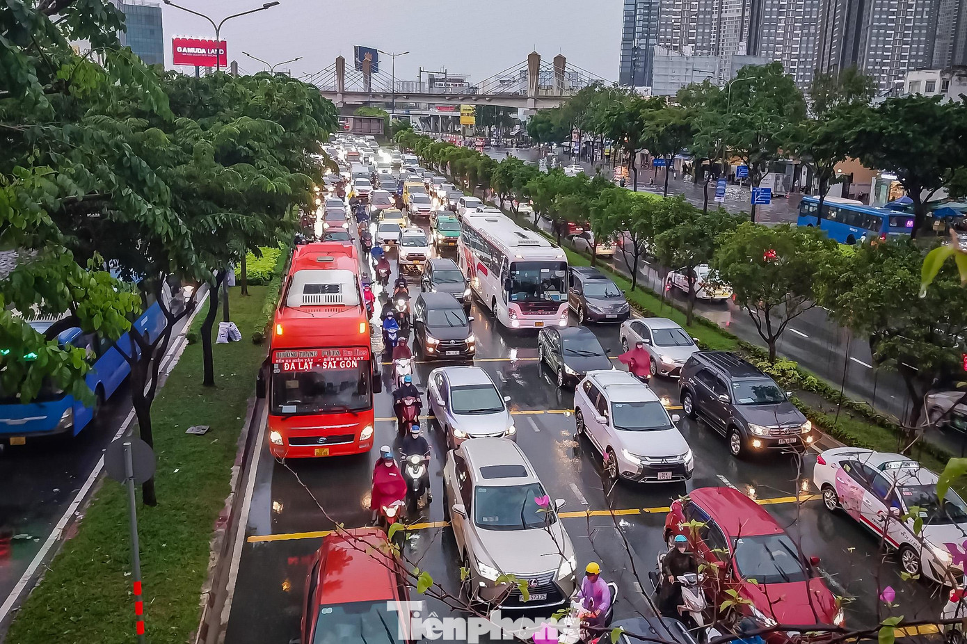 Điển hình như tại đường Điện Biên Phủ (quận Bình Thạnh) giao thông bị ùn tắc nghiêm trọng và kéo dài từ chân cầu Sài Gòn về đến ngã tư Hàng Xanh. Các phương tiện lưu thông qua đây nhích từng centimet.