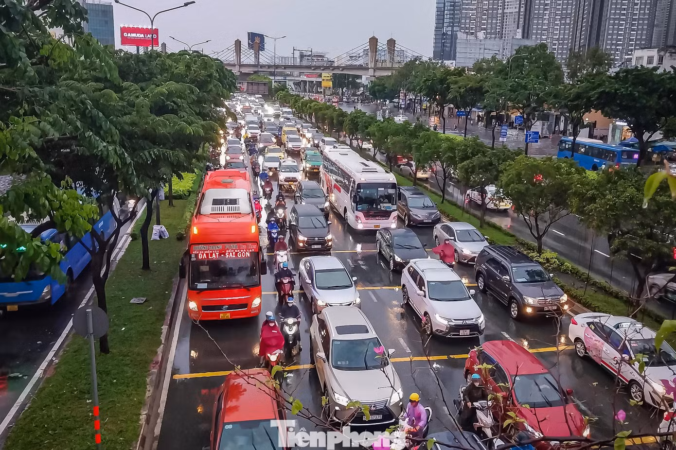 Điển hình như tại đường Điện Biên Phủ (quận Bình Thạnh) giao thông bị ùn tắc nghiêm trọng và kéo dài từ chân cầu Sài Gòn về đến ngã tư Hàng Xanh. Các phương tiện lưu thông qua đây nhích từng centimet.