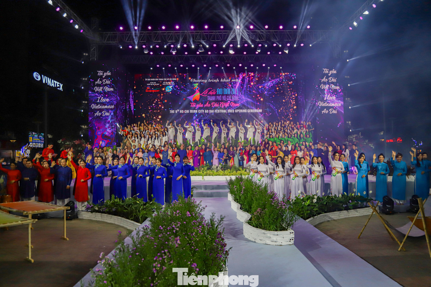 Tối 3/3, tại Phố đi bộ Nguyễn Huệ, Lễ hội Áo dài TPHCM lần thứ 9 - năm 2023 được khai mạc với chương trình biểu diễn các bộ sưu tập áo dài của những nhà thiết kế. Tối 3/3, tại Phố đi bộ Nguyễn Huệ, Lễ hội Áo dài TPHCM lần thứ 9 - năm 2023 được khai mạc với chương trình biểu diễn các bộ sưu tập áo dài của những nhà thiết kế.