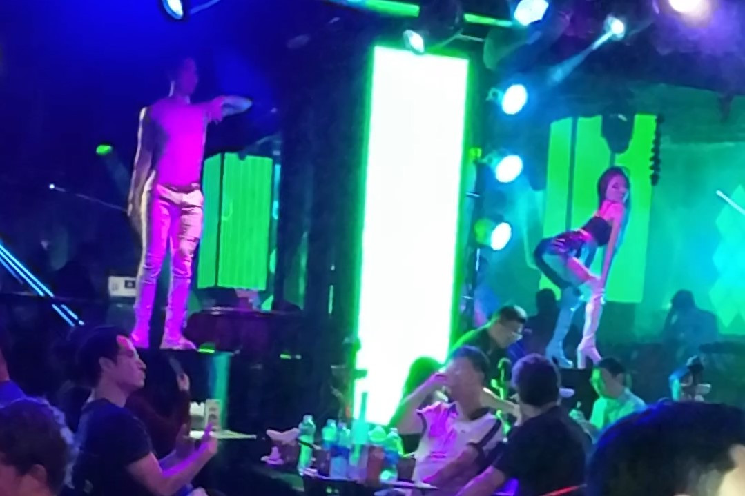 Một quán bar tại phố đi bộ Bùi Viện cho vũ công nữ ăn mặc "thiếu vải" đứng trước cửa quán nhảy nhót để thu hút khách.