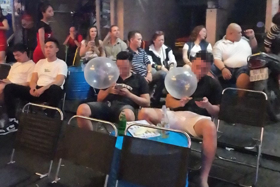 Một số du khách sử dụng bóng cười công khai tại phố đi bộ Bùi Viện