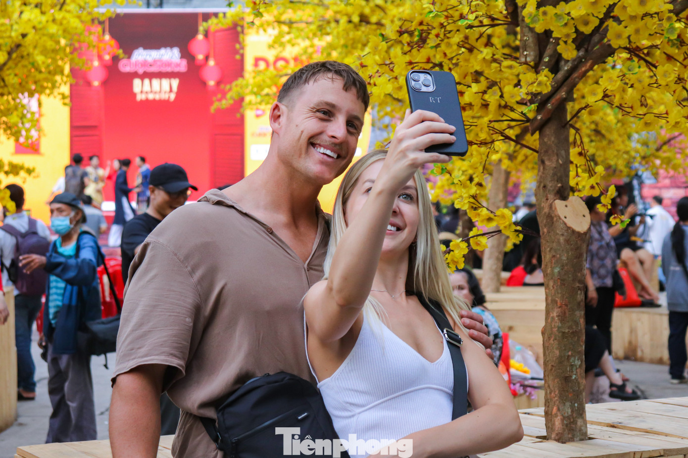 Vợ chồng anh Derrick Pierre (khách du lịch đến từ Pháp) thích thú check in vườn mai vàng tại Phố Ông Đồ Vợ chồng anh Derrick Pierre (khách du lịch đến từ Pháp) thích thú check in vườn mai vàng tại Phố Ông Đồ