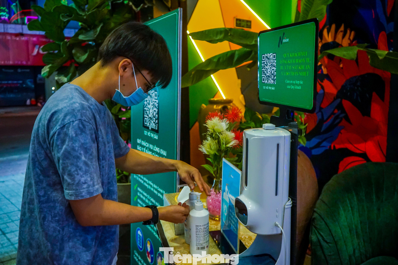 Ngoài việc đảm bảo các tiêu chí an toàn phòng dịch, các nhân viên quán karaoke còn hướng dẫn khách đến quán rửa tay, khai báo y tế cũng như kiểm tra việc tiêm vắc xin 2 mũi.