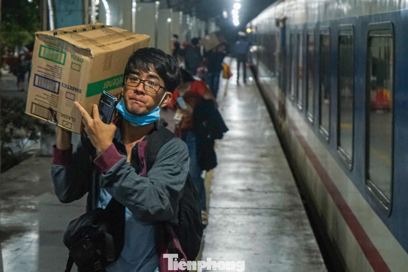 Với những chuyến đi cuối năm, tàu hỏa dường như là phương tiện được ưu tiên lựa chọn vì nhiều người không kịp đón xe khách hoặc không đủ khả năng để về quê bằng máy bay.