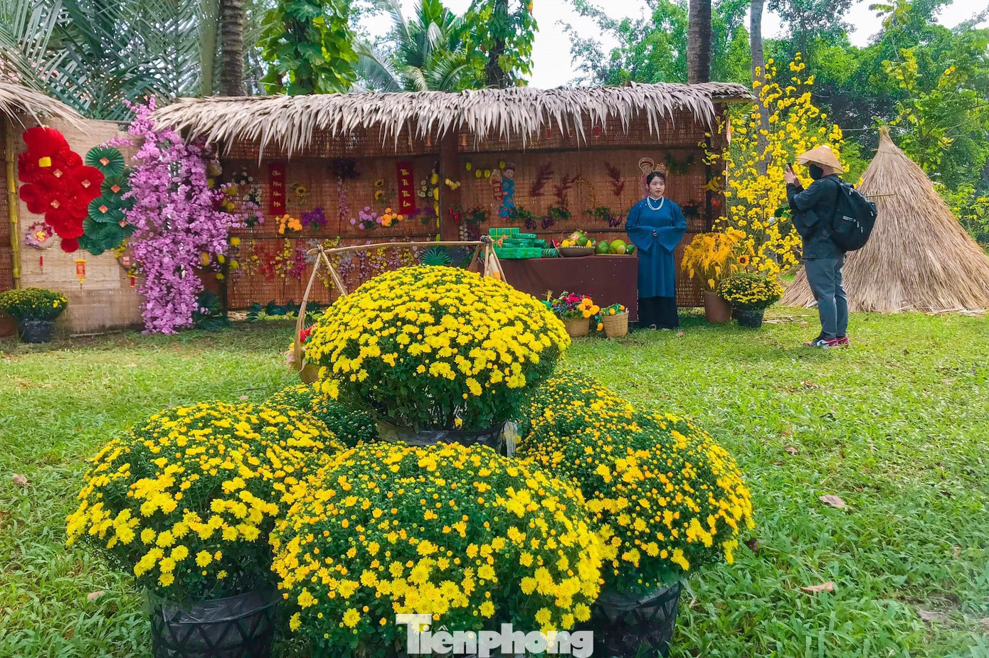 Du khách thăm quan chụp hình tại tiểu cảnh ngày tết bên trong Bảo tàng Áo dài