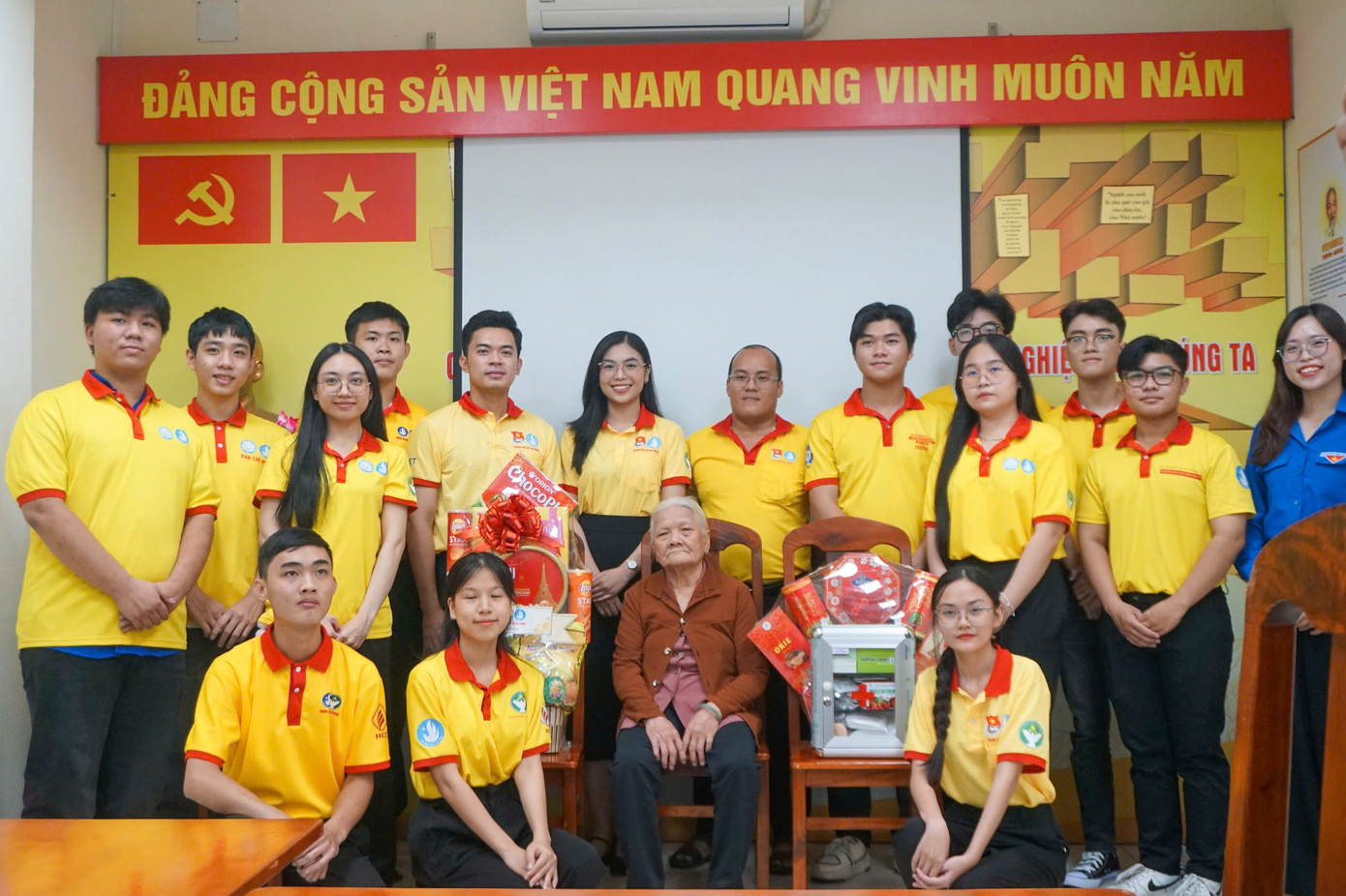 Sau lễ ra quân, các chiến sĩ Xuân Tình nguyện đã đến trao quà và thăm hỏi mẹ Việt Nam anh hùng Nguyễn Thị Cúc.