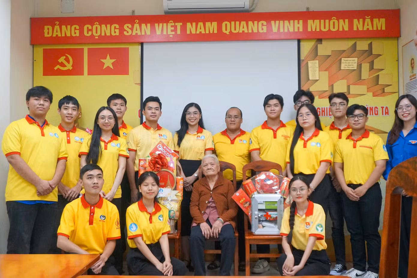 Sau lễ ra quân, các chiến sĩ Xuân Tình nguyện đã đến trao quà và thăm hỏi mẹ Việt Nam anh hùng Nguyễn Thị Cúc.