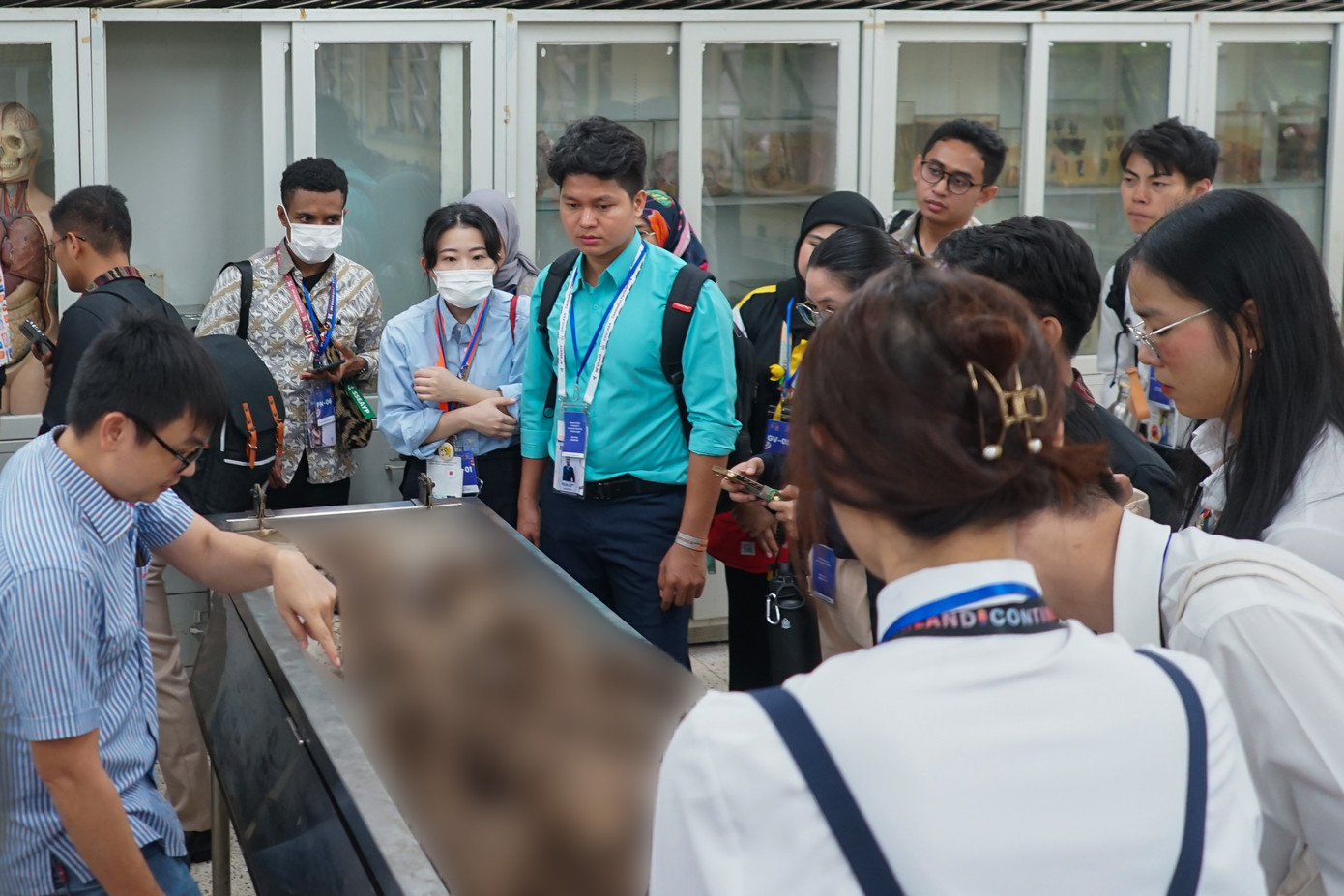 Đồng thời, có cơ hội lần đầu tiên chứng kiến và tìm hiểu về quy trình dạy học trên cơ thể người thật thông qua các thi hài được hiến tặng.