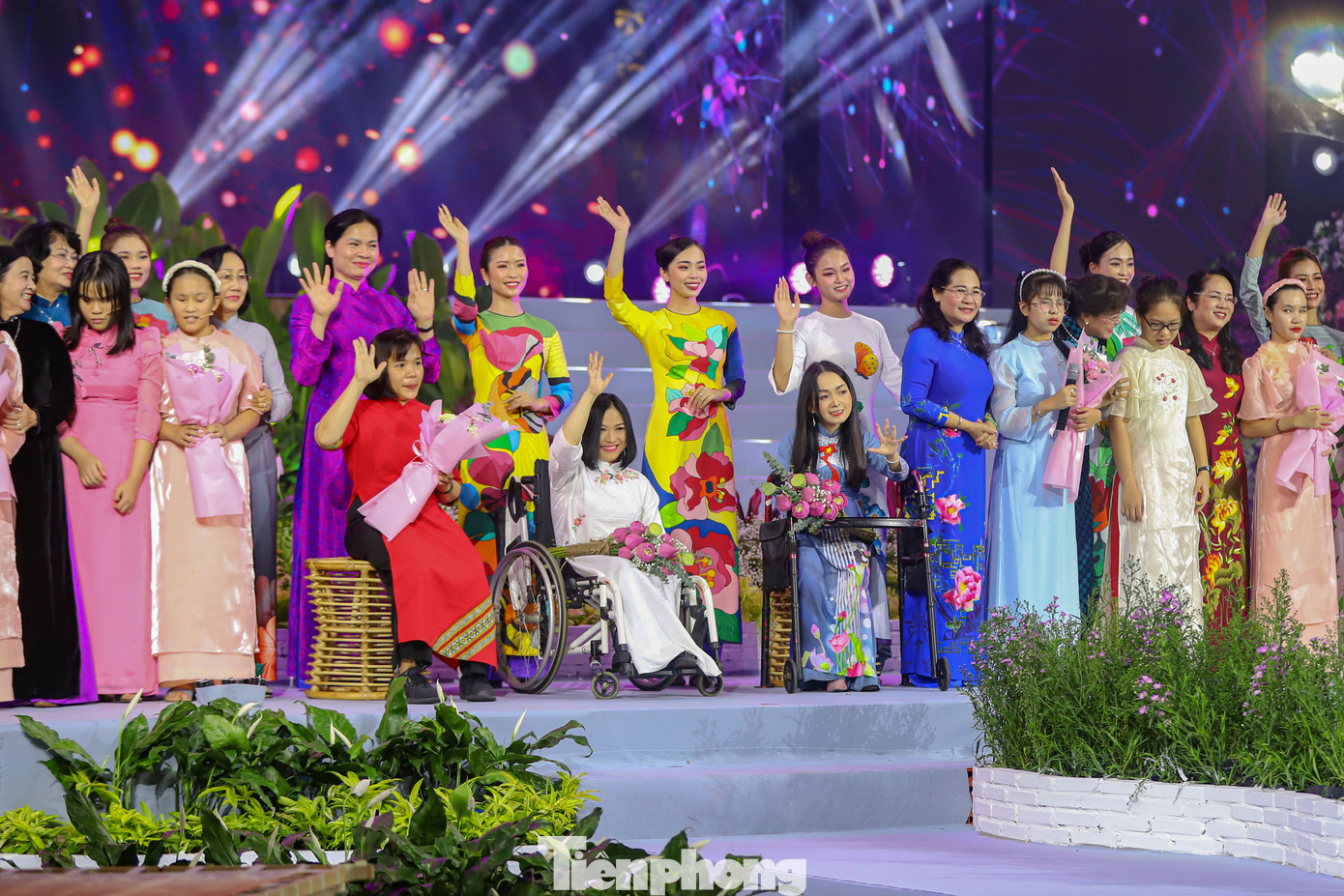 Bên cạnh sự xuất hiện của nhiều văn nghệ sĩ nổi tiếng, Lễ hội Áo dài năm nay còn có sự góp mặt của những người mẫu khiếm thị đến từ trường THPT đặc biệt Nguyễn Đình Chiểu. Bên cạnh sự xuất hiện của nhiều văn nghệ sĩ nổi tiếng, Lễ hội Áo dài năm nay còn có sự góp mặt của những người mẫu khiếm thị đến từ trường THPT đặc biệt Nguyễn Đình Chiểu.